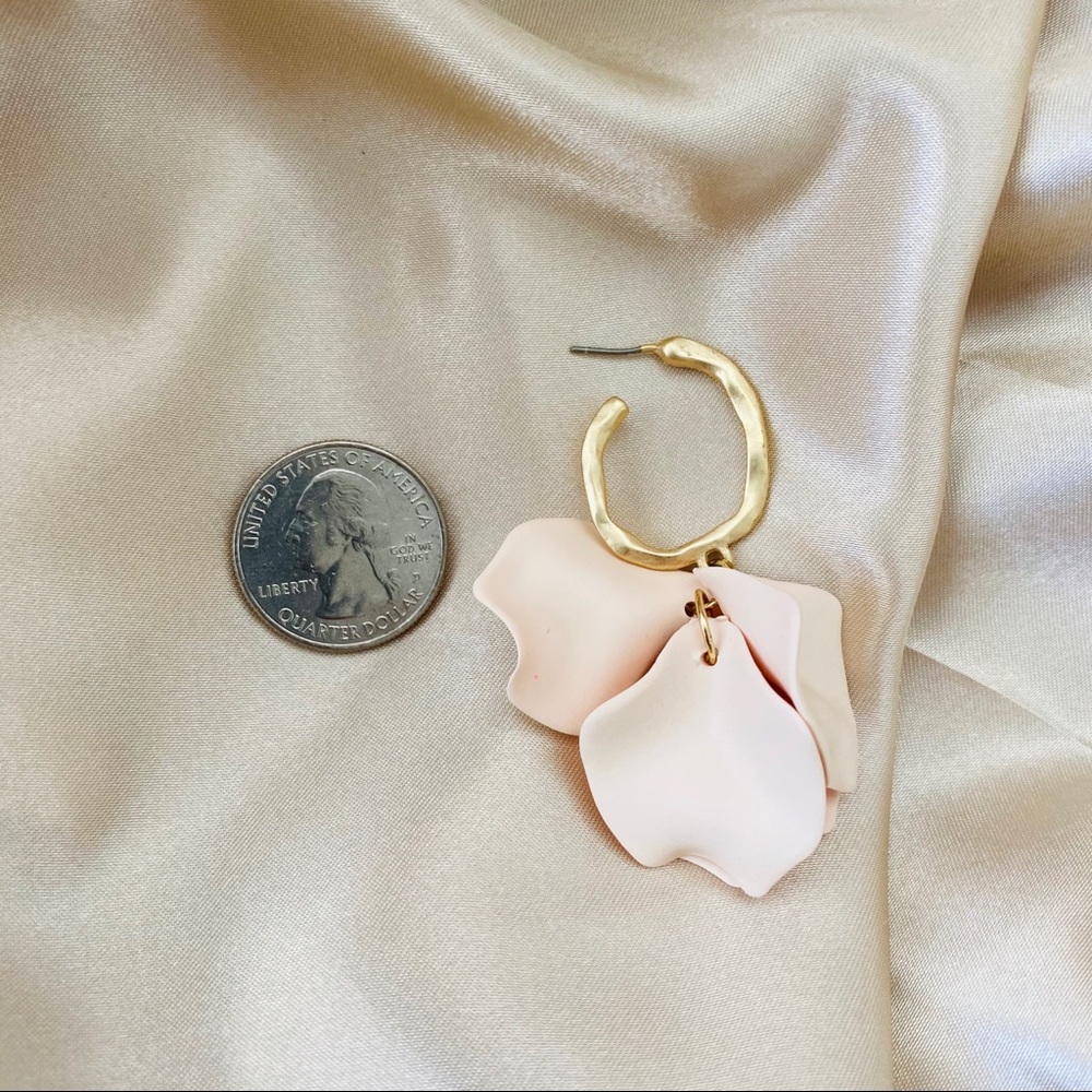 💙💕LAST ONE Cream White Flower Panel  Earrings - Picture 3 of 9